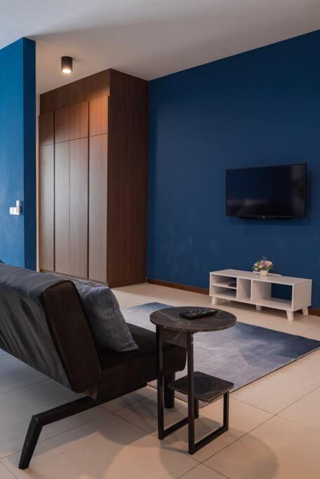 Deluxe Seaview Suite Twin Bed By The Only Bnb Tanjung Tokong Exterior photo