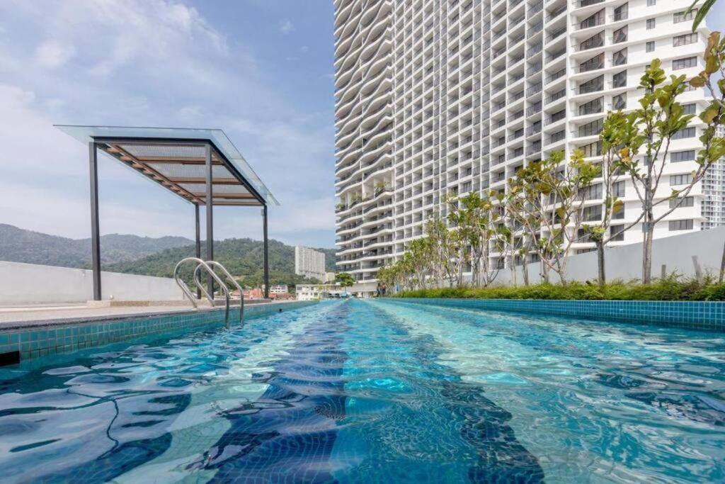 Deluxe Seaview Suite Twin Bed By The Only Bnb Tanjung Tokong Exterior photo